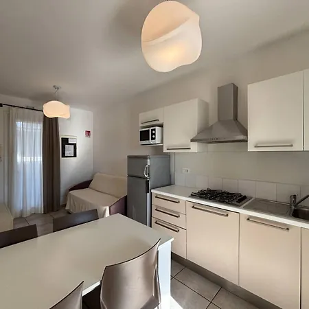 Recently Built Flat With Pool And Balcony 아파트