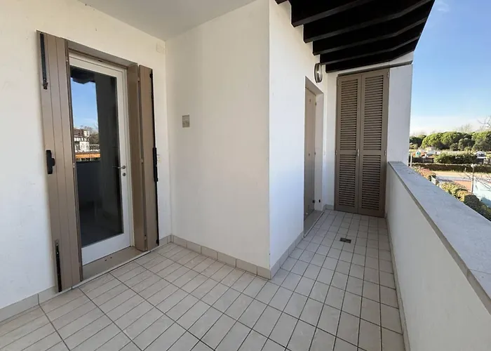 Recently Built Flat With Pool And Balcony 비비오네