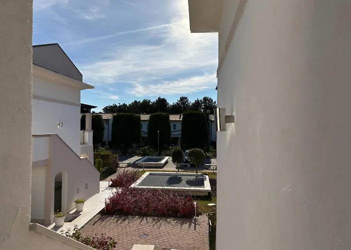 아파트 Recently Built Flat With Pool And Balcony 비비오네